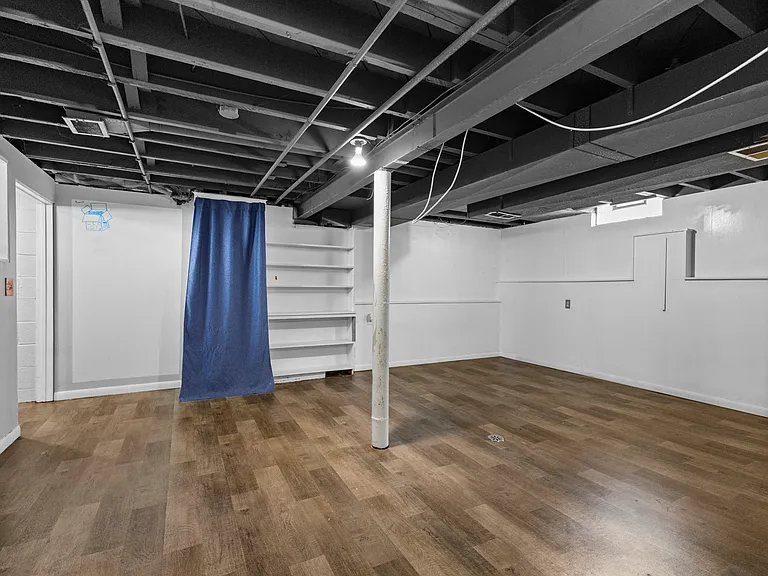 21328 Audette St — Photo 32