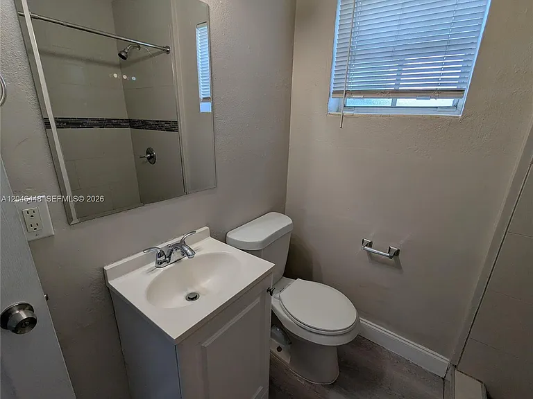 2300 Douglas St #1 — Photo 11