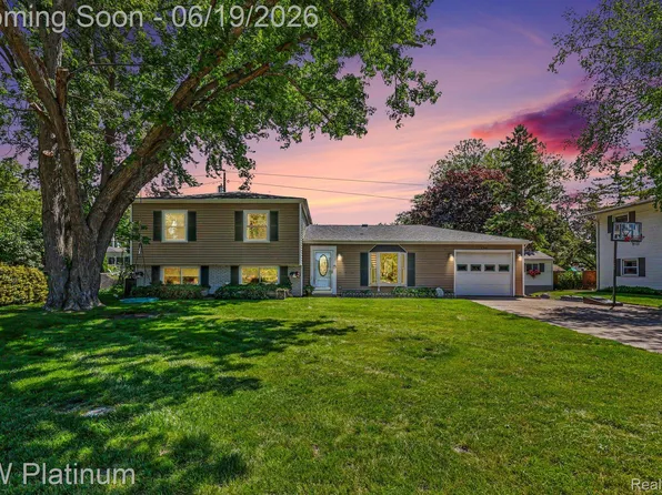 2346 Riverwood Dr, Port Huron, MI 48060