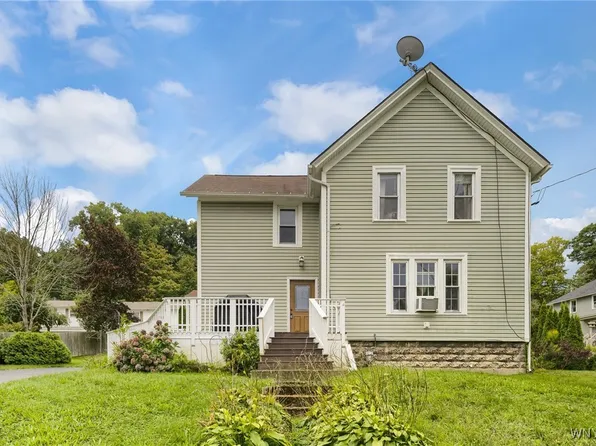 9 Prospect St, Silver Creek, NY 14136