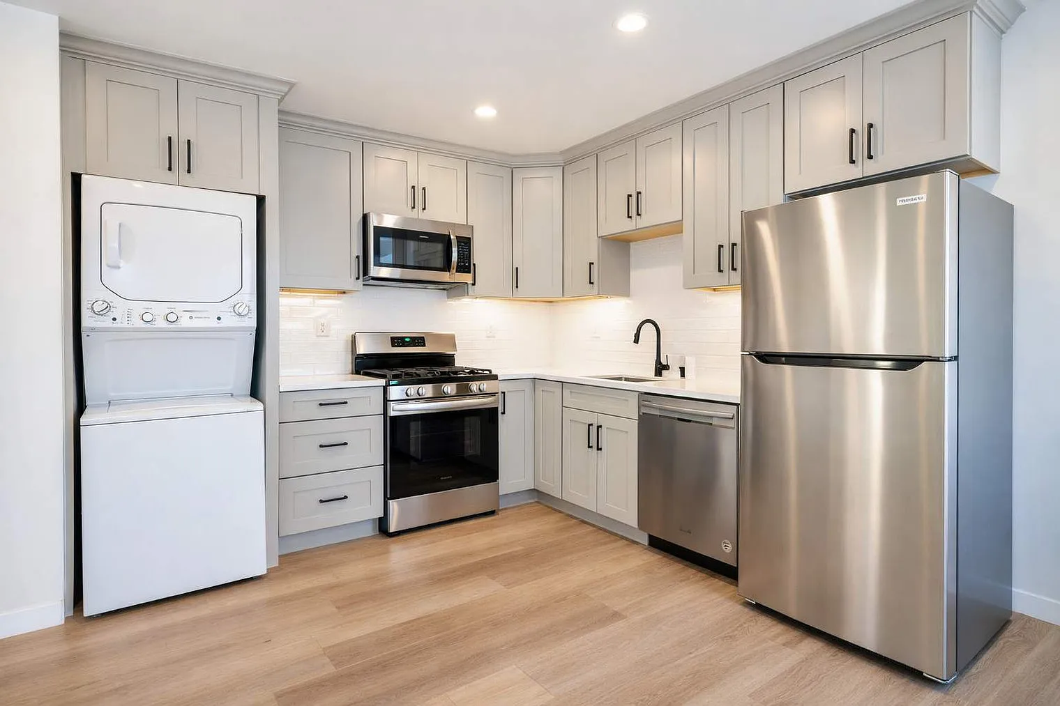 1 bed, 1.0 bath, 419 sqft, $4,648 — Photo 4