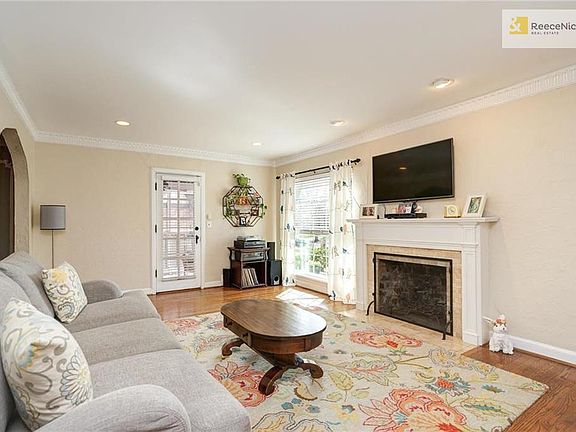 OPEN AND BRIGHT LIVING ROOM
