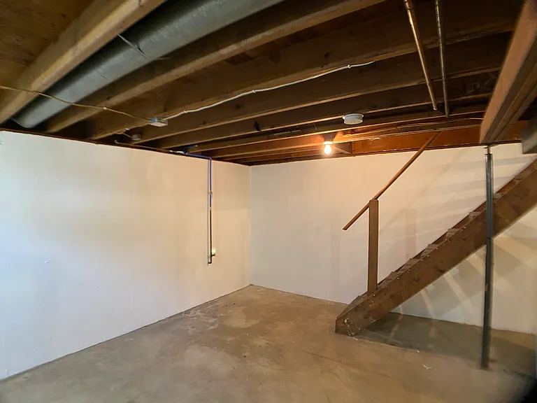 134 Oldham Ave — Photo 14