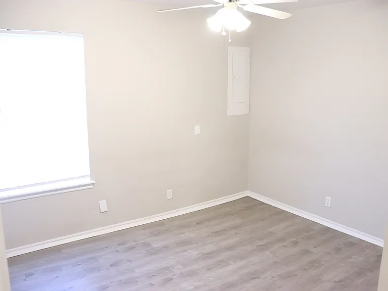 1215 Eastgate Dr — Photo 8