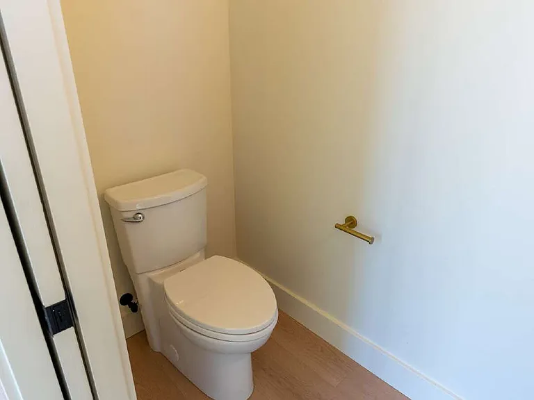 822 W 22nd Ave — Photo 15