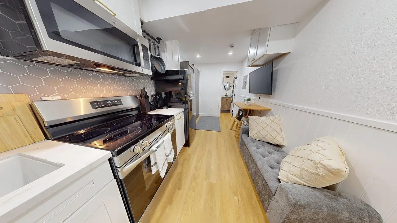 Studio, 250 sqft, $1,650 — Photo 3