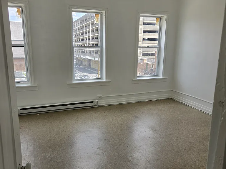 100-102 N 9th St — Photo 16