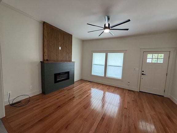 3rd image of 710 Carson St