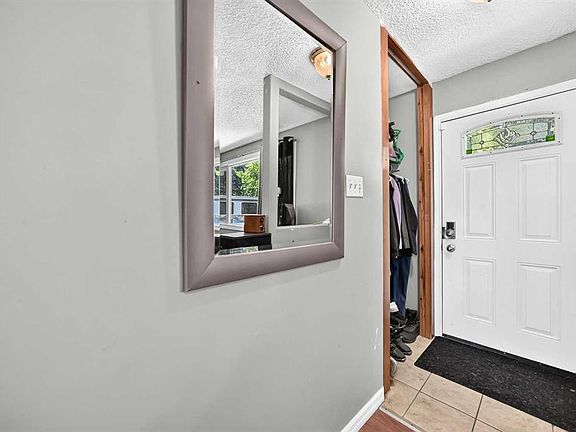 3rd image of 23 E Spruce Cres