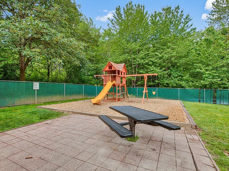 Vanessa View Townhomes — Photo 9