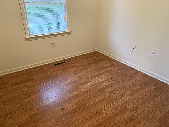 4th image of 225 Farrell Ln