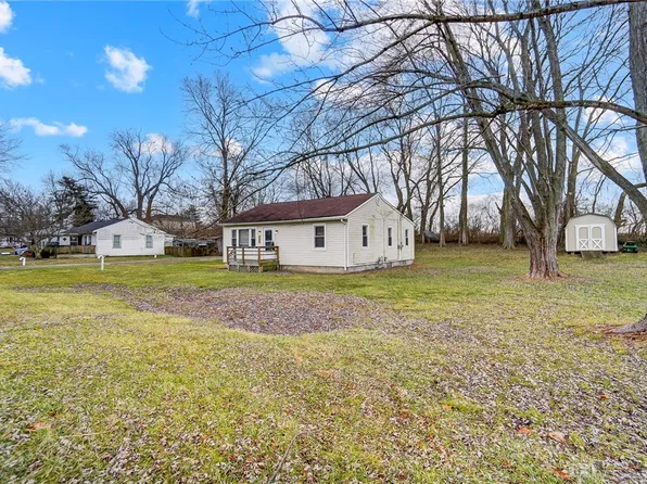 1503 Beach Dr, Medway, OH 45341