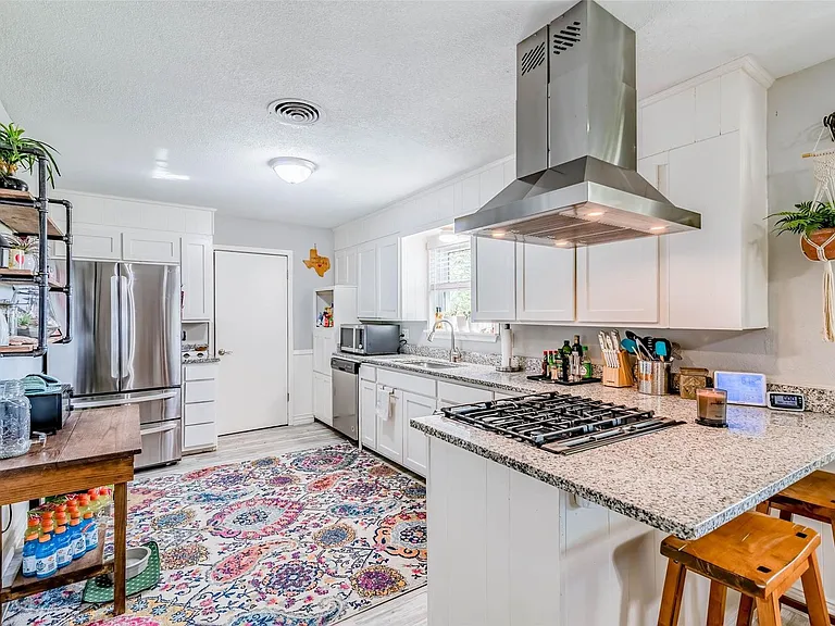 204 Ross Ave — Photo 12