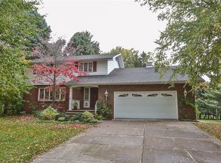 4 Glen Oaks Dr, Rochester, NY 14624