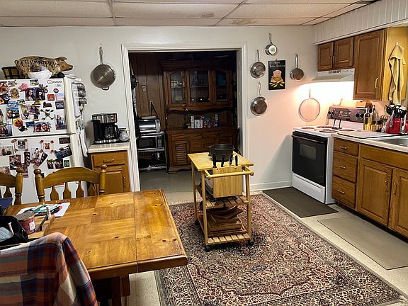 Eat-in Kitchen with electrical appliances