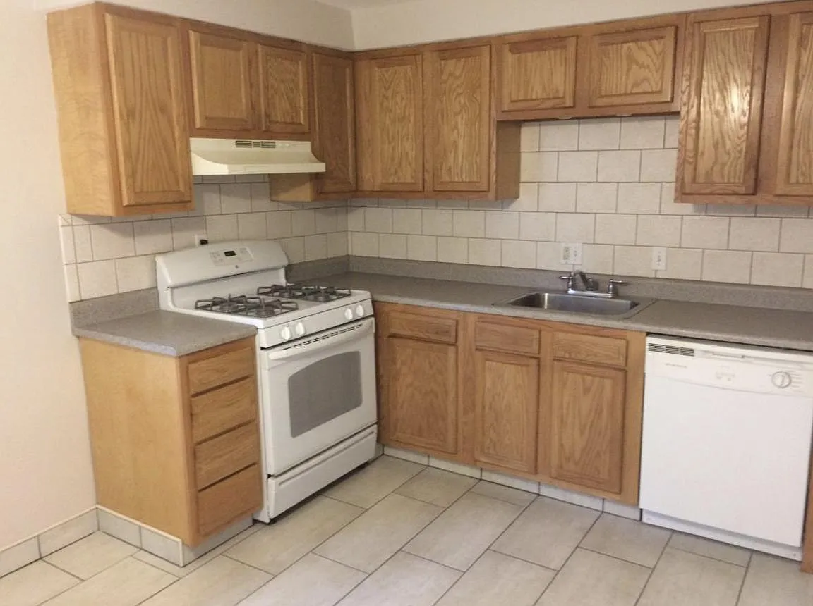 2 bed, 800 sqft, $1,225 — Photo 2