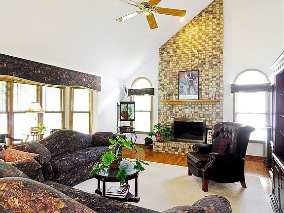 Large Vaulted Family Rm