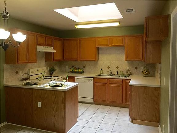 4th image of 1020 Courtney Dr