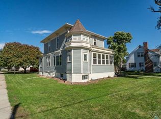 200 E 3rd Ave, Lennox, SD 57039