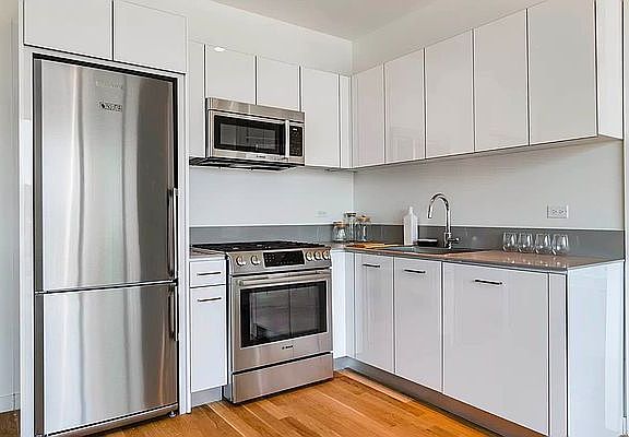 5th image of 2222 Jackson Ave #812