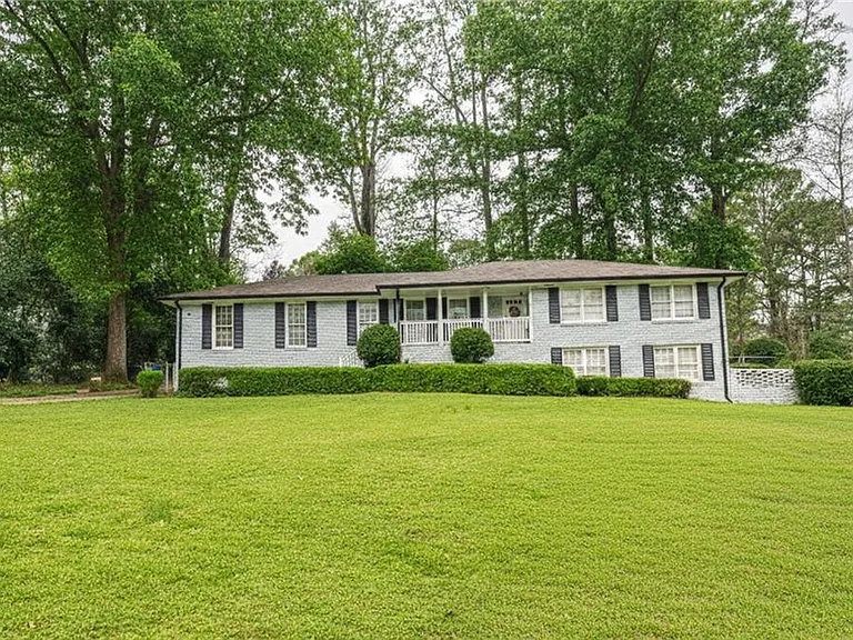 2418 Brookdale Dr NE — Photo 1