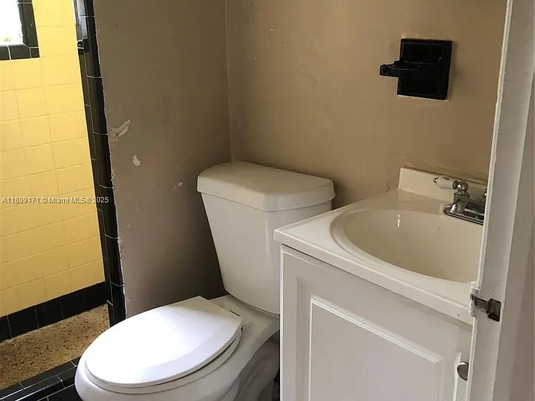 1915 Fletcher St #W2 — Photo 6