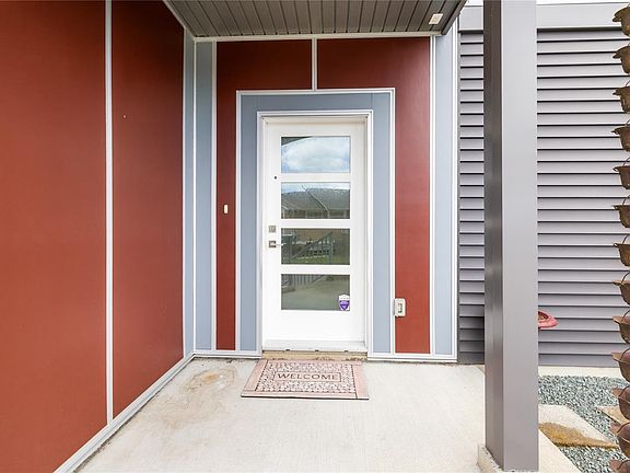 5th image of 1584 Adelaide St Lot 9