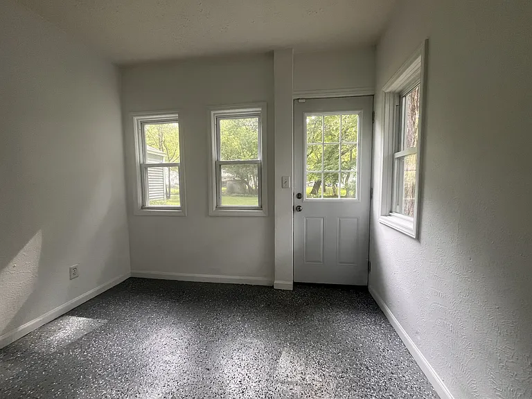 3403 Lowden St — Photo 7