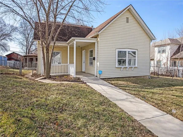 733 Cheyenne St, Leavenworth, KS 66048