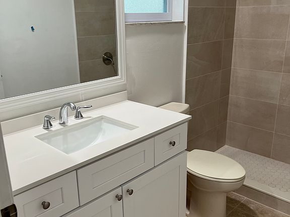 2nd image of 207 Castlewood Dr APT A
