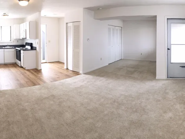 61 Fox Hill Ln, Enfield, CT