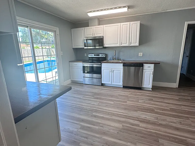 2030 Harold Ct — Photo 13