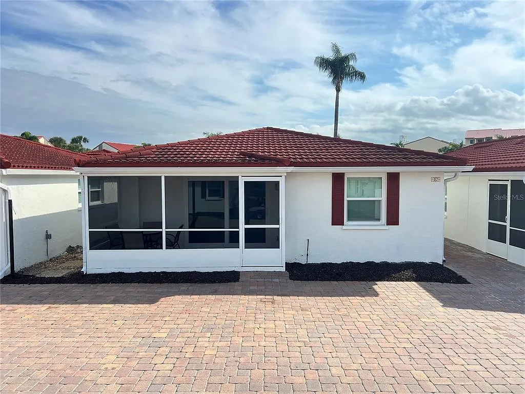 2 bed, 1.5 bath, 836 sqft, $6,900 — Photo 1
