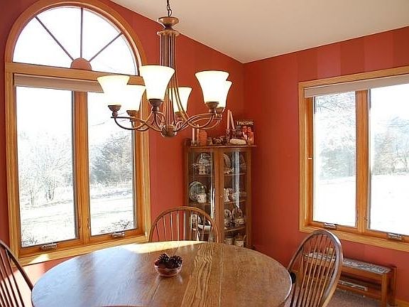 3rd image of 122 N Gamekeeper Ct