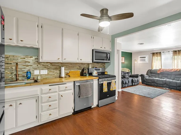 1194 Rosemary Ln — Photo 5