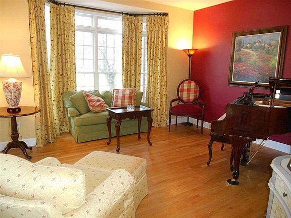 3rd image of 7 Chatham Cir