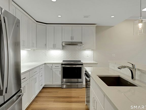 3rd image of 340 Heights Rd #211