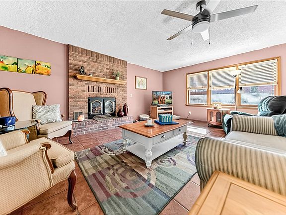 3rd image of 16 Tiverton Ln