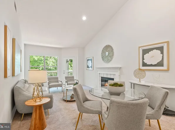 4400 Helmsford Ln APT 202, Fairfax, VA 22033