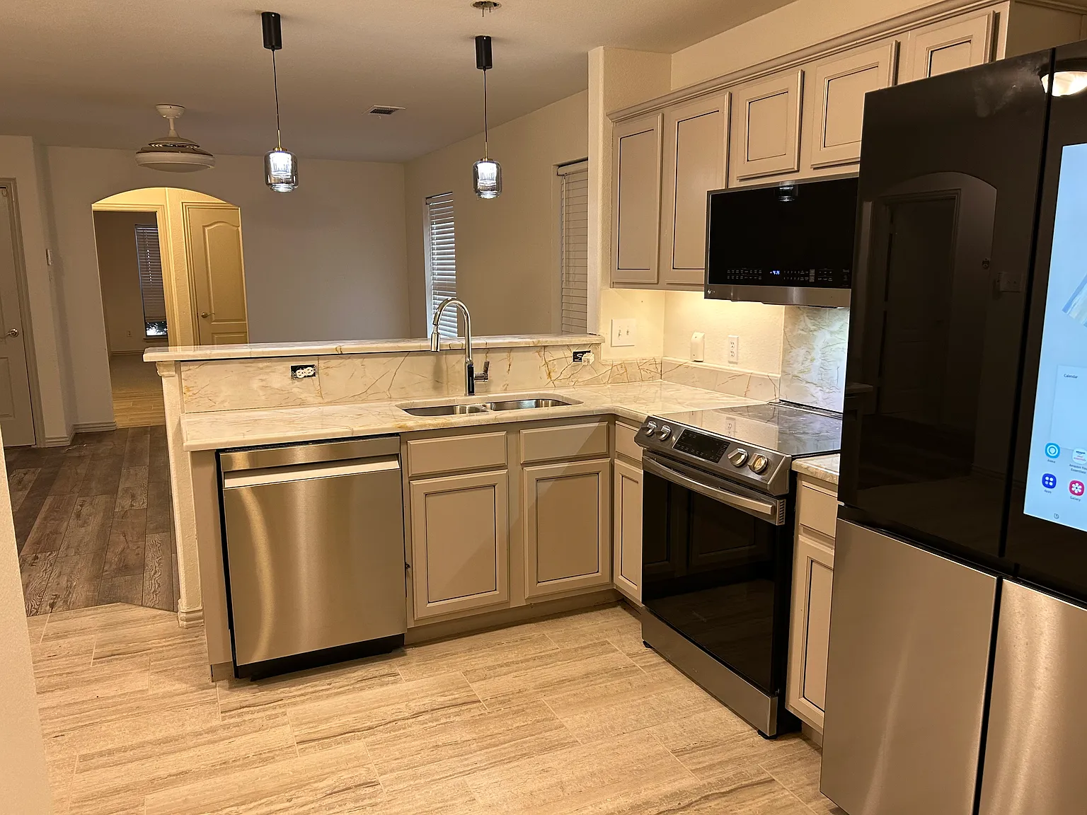 3 bed, 1176 sqft, $2,200 — Photo 3