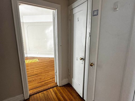 4th image of 4342 45th St APT 3H