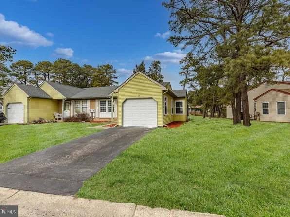 4 Greenwood Ln #B, Whiting, NJ 08759