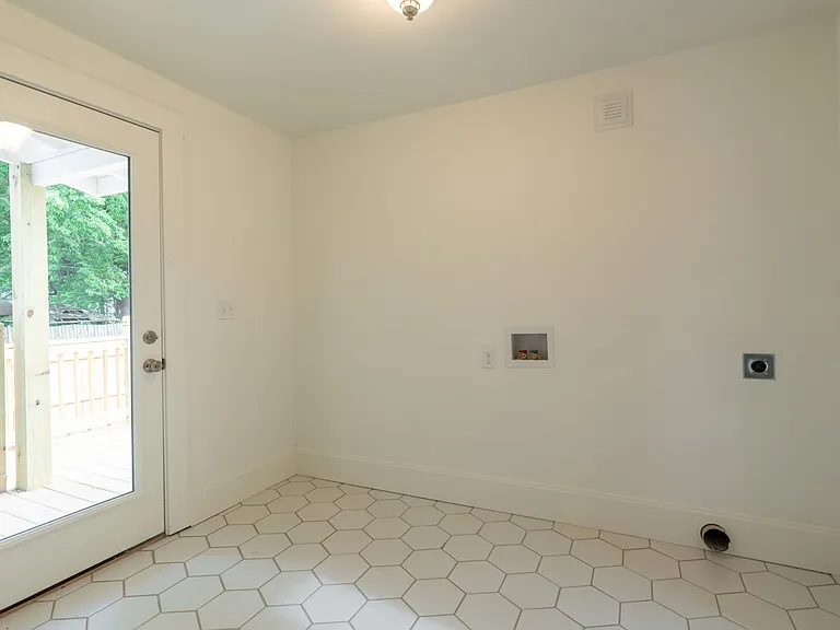 528 E Normal St — Photo 17