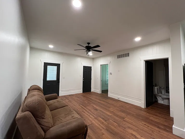 403 W 1st St #B — Photo 8