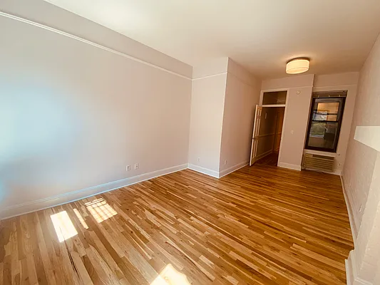 Rented by Metropolis Real Estate of Manhattan | media 6