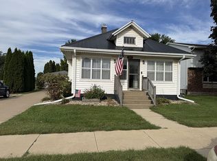304 1st St S, Farley, IA 52046