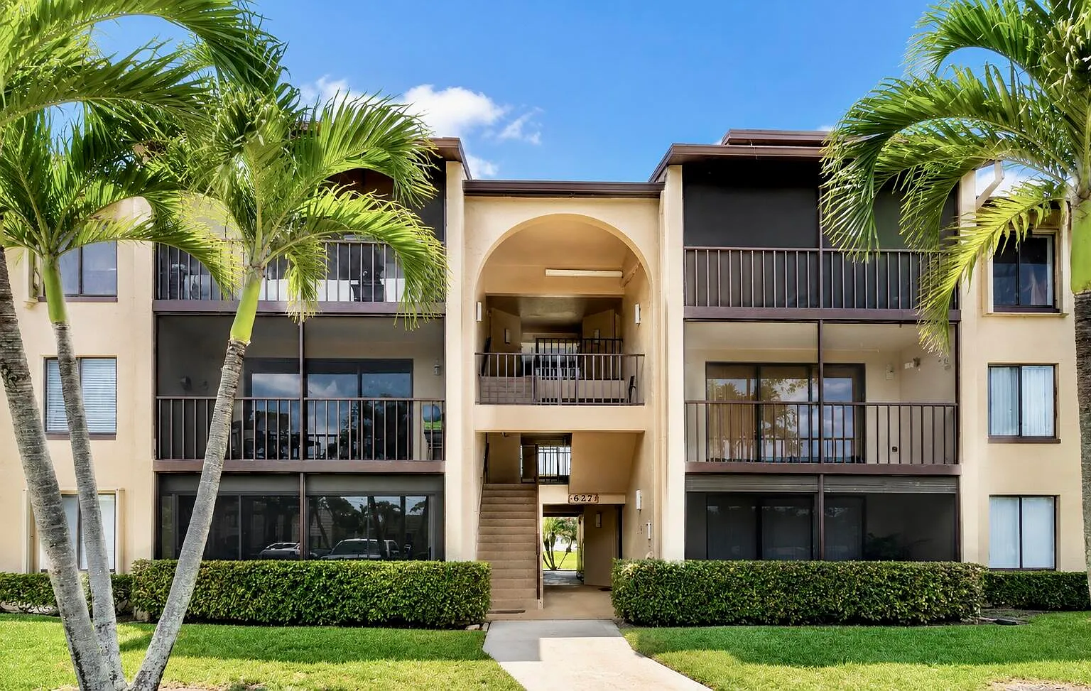 2 bed, 2.0 bath, 1005 sqft, $2,100 — Photo 1