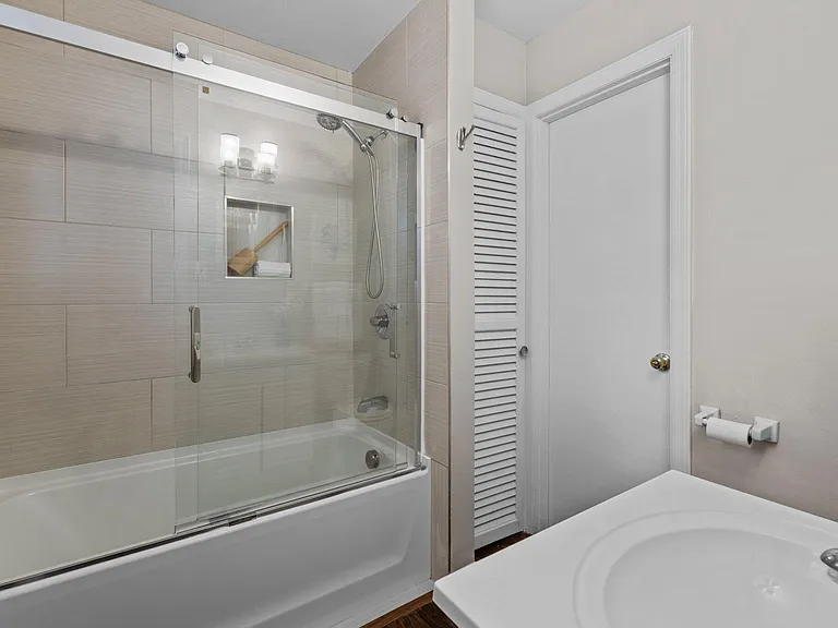 530 Banks St — Photo 17