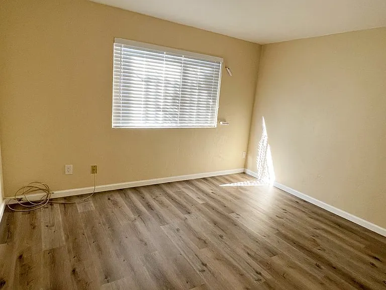 226 G St — Photo 4