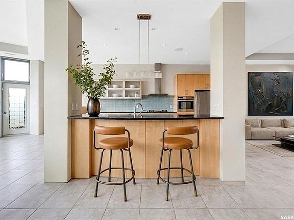 3rd image of 616 Saskatchewan CRESCENT E